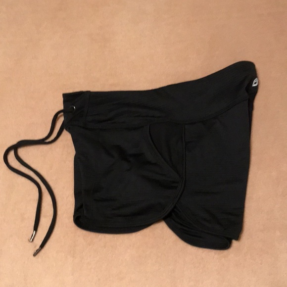 NWOT Colosseum athletic dolphin hem shorts with drawstring waist. Black. Small. - Picture 3 of 5